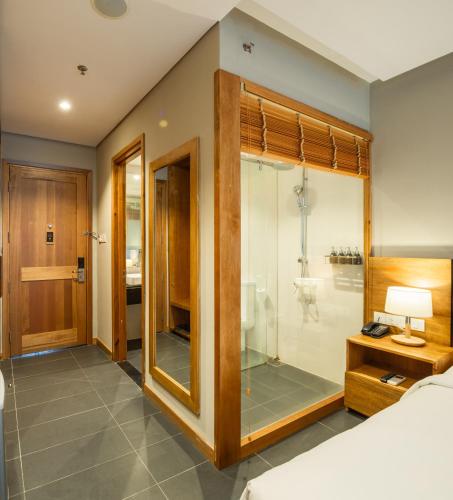 Deluxe Twin Room with Balcony image 9