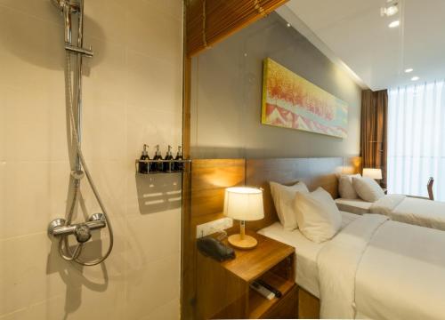 Deluxe Twin Room with Balcony image 8