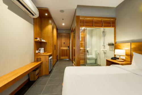 Deluxe Twin Room with Balcony image 3