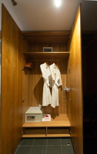 Deluxe Twin Room with Balcony image 6