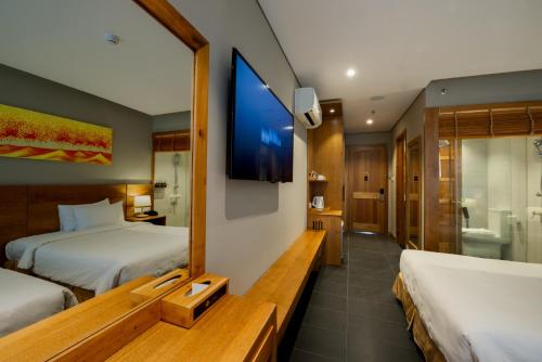 Deluxe Twin Room with Balcony image 4