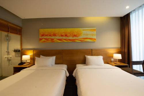 Deluxe Twin Room with Balcony image 5