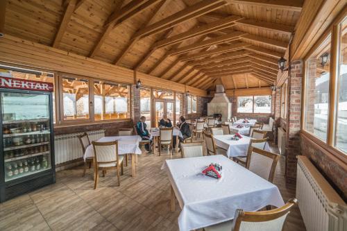 Tuvākā izklaides vieta, Vila "Maglić" (Vila "Maglic") in Tjentište