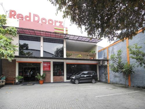 RedDoorz Plus near Stadion Mandala Krida