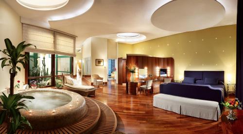 Grand Hotel Vesuvio - image 5