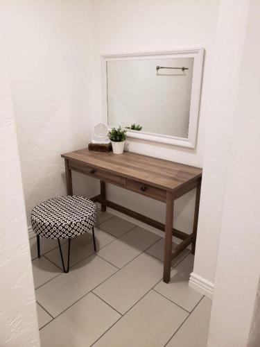 Downtown Bungalow- 2 bedroom - image 2