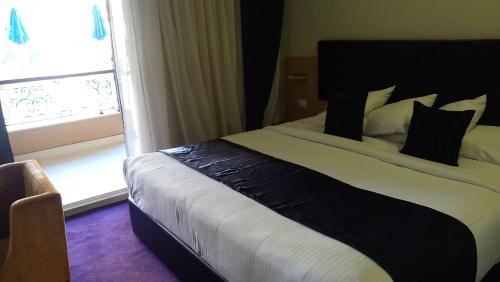 Deluxe Room with Pool or Garden View image 2