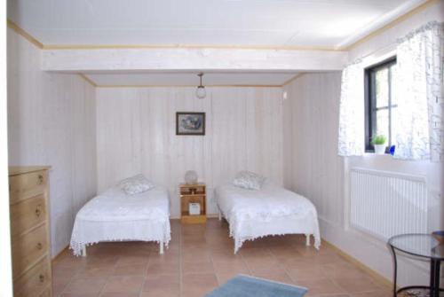 2 twin beds