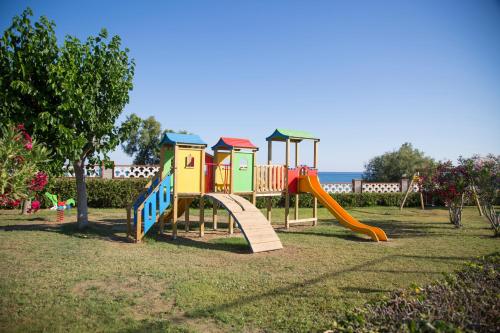 Spēļu laukums, Hotel Village Paradise in Mandatoriccio Mare