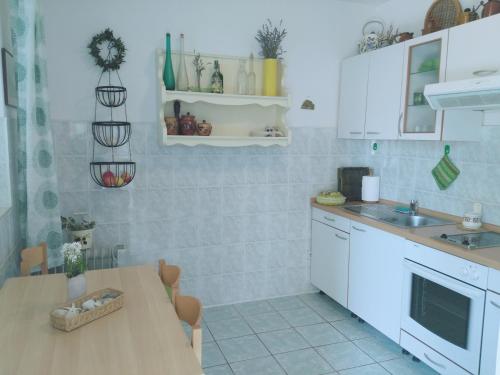  Apartment Montagna & Mare in Krvavica