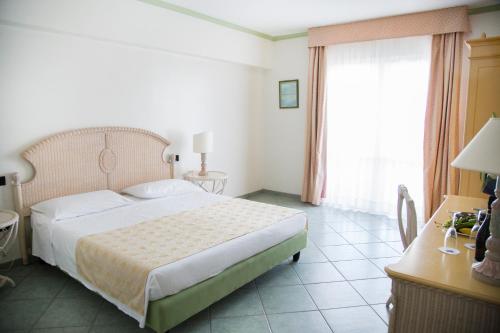 Hotel Village Paradise in Mandatoriccio Mare