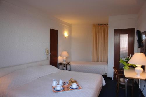 Classic Triple Room with Sea View and Terrace image 5