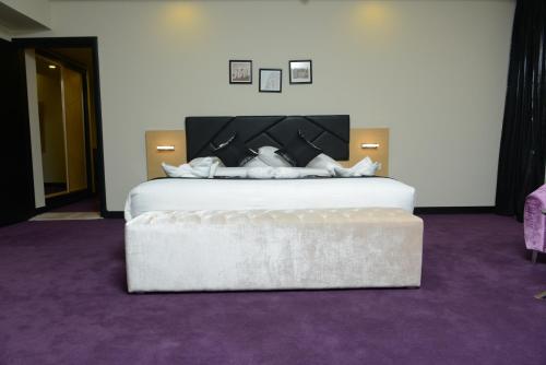Junior Suite with Pool or Garden view image 1