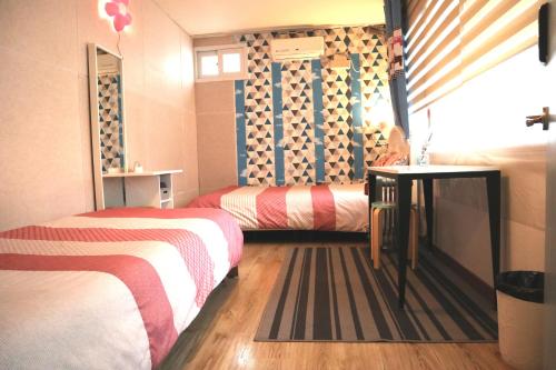 Hongdae Style Guesthouse Room Type - Triple Room with Shared Bathroom