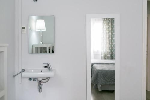 Exterior Twin Room with Shared Bathroom image 9