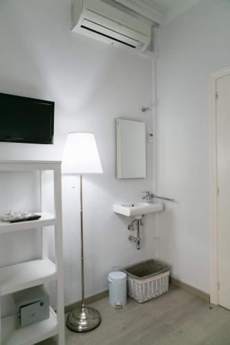 Exterior Twin Room with Shared Bathroom image 8