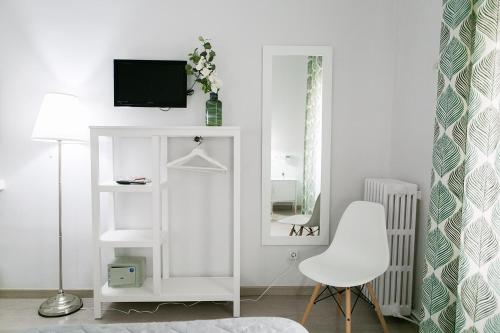 Exterior Twin Room with Shared Bathroom image 7