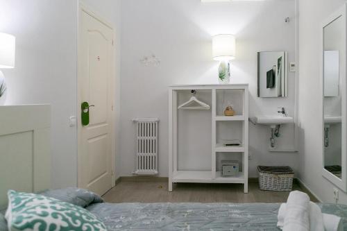 Interior Single Room with Shared Bathroom image 10