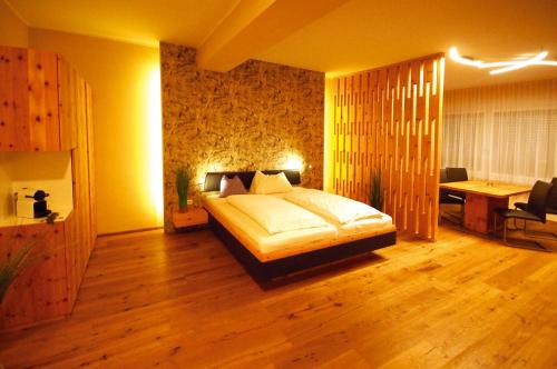 1 king bed, 1 sofa bed