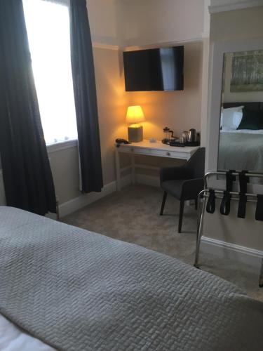 Elmdon Lodge - image 6