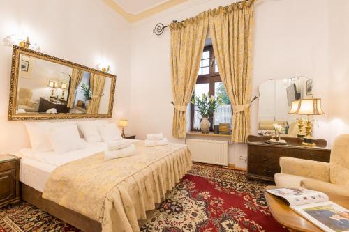 1 queen bed, 1 sofa bed