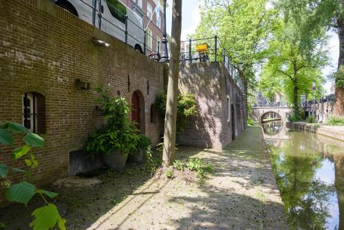 Large Historical Apartment & Canal Terrace