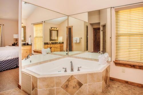 Bathroom, The Lodges at the Great Smoky Mountains in Pigeon Forge (TN)