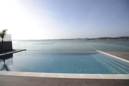 Arade Riverside Modern Apartment - image 9