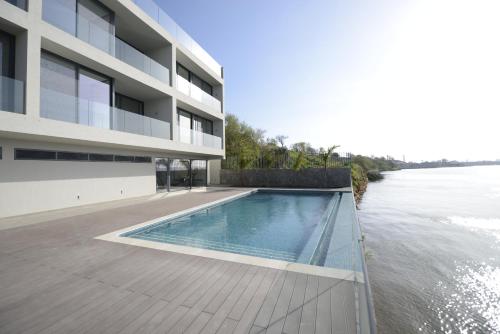 Arade Riverside Modern Apartment - image 10