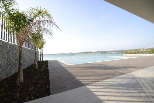 Arade Riverside Modern Apartment in Estombar