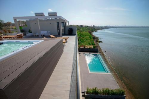 Arade Riverside Modern Apartment in Estombar