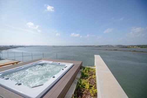 Arade Riverside Modern Apartment in Estombar