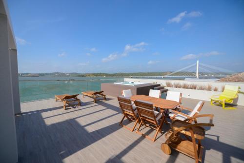Arade Riverside Modern Apartment - image 7
