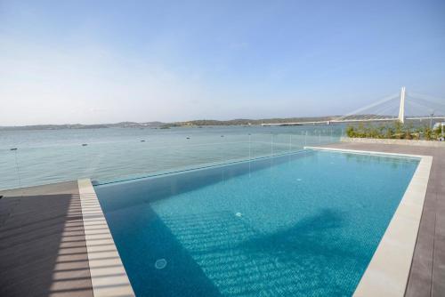 Arade Riverside Modern Apartment - image 11