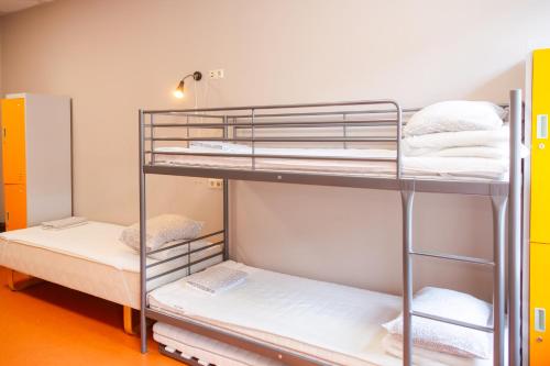 4 twin beds, 1 sofa bed