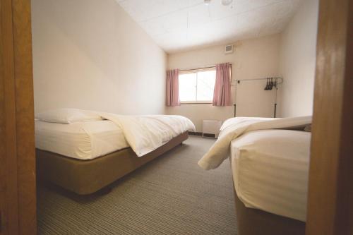 2 twin beds