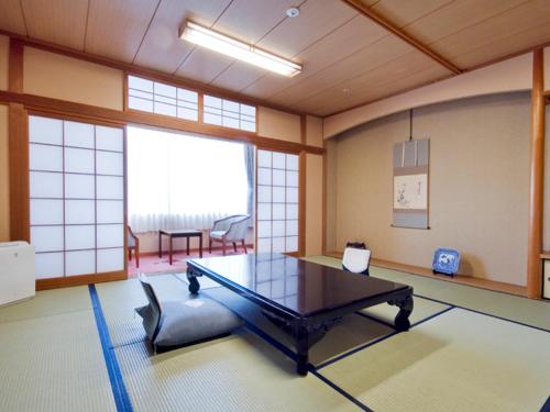 Hotel Tsubakikan Honkan Located in Matsuyama City Center, Hotel Tsubakikan Honkan is a perfect starting point from which to explore Matsuyama. Featuring a satisfying list of amenities, guests will find their stay at the prop