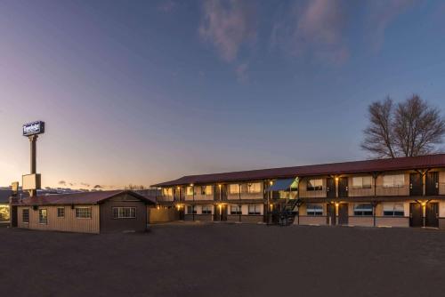 A szálláshely kívülről, High Desert Inn in Salina