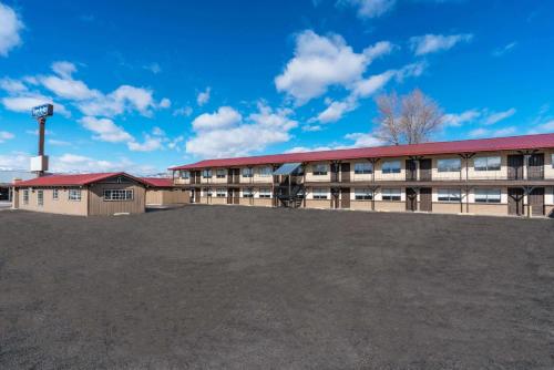 A szálláshely kívülről, High Desert Inn in Salina