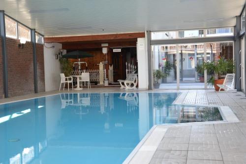 Marx Motel - image 12