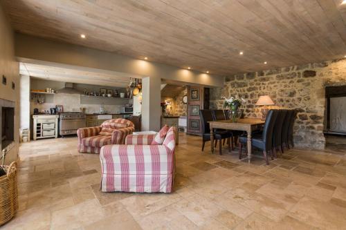 Kitchen, Les Hiboux du Domaine du Moulin in Belhomme