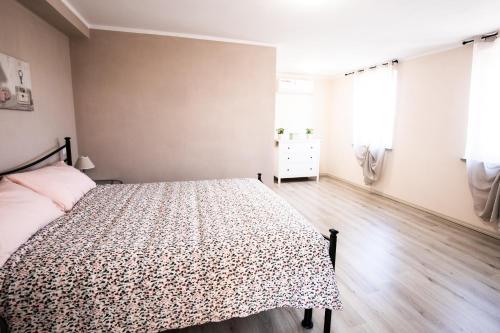 1 queen bed, 1 sofa bed