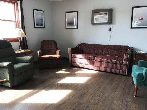 3 queen beds, 1 sofa bed