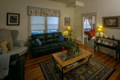 Taylor House Inn - image 14