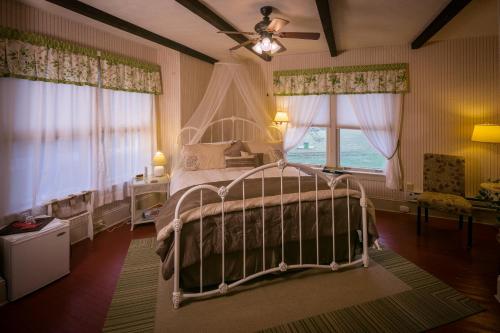 TAYLOR HOUSE INN - BED AND BREAKFAST in Sugar Grove (NC)