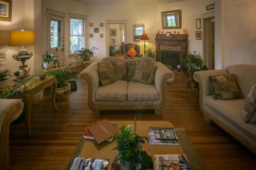 TAYLOR HOUSE INN - BED AND BREAKFAST in Sugar Grove (NC)