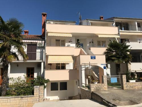  Apartments Ljubica Veilchen, Unterkunft in Funtana