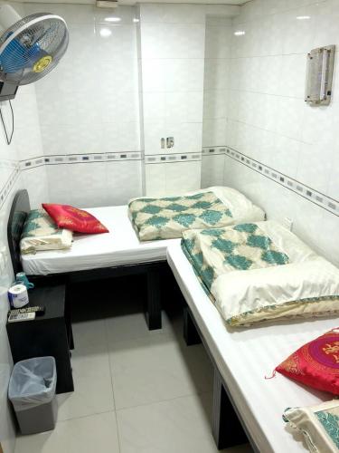 Deluxe Twin Room image 6