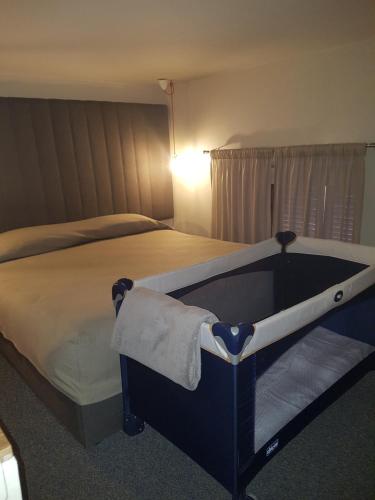 1 queen bed, 2 twin beds, 1 futon bed