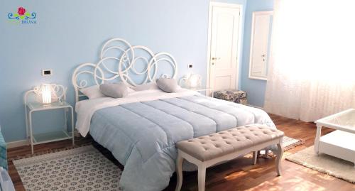1 queen bed, 1 twin bed